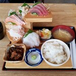 Sakura Suisan - 特選！刺身定食。