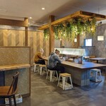 つけ麺・らぁ麺 やまこう - お洒落な店内