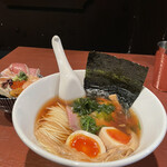 酒肴場 屯 - 津軽煮干し中華蕎麦（味玉入り）¥850、海鮮丼¥500