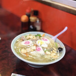 盛岡食堂 - ちゃんぽん820円　旨塩ベースのスープに細めのうどんの様な麺。肉野菜、イカやアサリといった魚介類が沢山入っています。大きな器になみなみでとてもボリュームのある総量、超満腹メニューです！