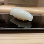 鮨 むらやま - スミイカ！サクッとした食感と思いきや、表面はサクッ、中はねっとり！包丁の入れ方が違うんだとか。これにはぶったまげ！