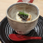 鮨 むらやま - 芽葱、キャビア、虎河豚の白子、聖護院蕪のみぞれ、下に茶碗蒸し。一品目からやばい！