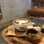 CAFE ROVERT - オレオとマシュマロのマフィンとほうじ茶ラテ