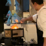 f - 一度ローストした首皮巻きを炭で炙ります