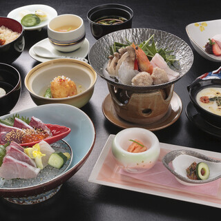 We recommend our carefully prepared kaiseki cuisine and a la carte dishes that are tailored to the season.