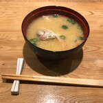 すし居酒屋 日本海 - サービスのアラ味噌汁