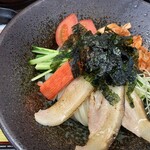 極楽うどん TKU - 炙りチャーシューピリ辛うどん（￥850）