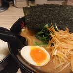 せい家 - 4点盛りらーめん(800円)+半ライス(100円)。