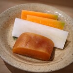 勢麟 - 長谷部大将の切り方が変な唐墨。箸休めだそうです(笑)　塩が薄いので齧れます。そしてこの有機人参と大根。甘くてみずみずしくて夢中で食べてしまいました。マジて抜きに行きたい。