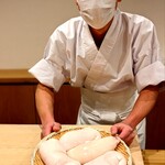 勢麟 - 今日はこれ全部使いますよ、と笑う大ちゃん。焼いている最中、アレは何だ！烏賊か！はんぺんか！いや、マシュマロマンだ〜！