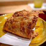 勢麟 - 騒がしい皆を黙らせた唐揚げ。縮尺がわかりづらいですが、手のひらをパ―に開いた大きさです。うんまい～～～＼(^o^)／