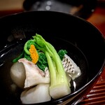 勢麟 - 毎回楽しみすぎる、勢麟さんでしか頂けないスペシャリテ。昆布や鰹節からの出汁を取らず、素材からのお出汁のみ、そして醤油をホンの一垂らし。蕪から出る甘みで吸い地が深まる。