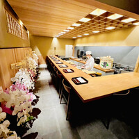 おが和 - ◎新築した新店舗はカウンター席が11席に増えた。