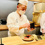 おが和 - ◎本鮪の手巻き寿司を作って行く大将。