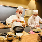 おが和 - ◎土鍋ご飯をよそってご飯タイム。
