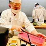 おが和 - ◎本鮪をカットして行く。