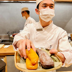 おが和 - ◎カラスミを披露してくれるお弟子さんの小林さん。