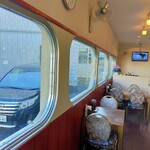 創作キッチン 司 - 列車の様な窓