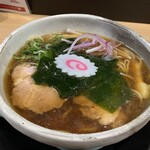 布施 細見商店 - 焼きあごだし醤油冷やしラーメン（鳴門わかめ入り）（￥850）
