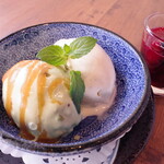 ピスタチオ＆バニラのダブルアイスクリーム”メルバベリーソース”