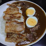 牛すじカレー 小さなカレー家 - 牛すじカレー並（500円）に、味噌豚（200円）、煮玉子（50円）トッピング