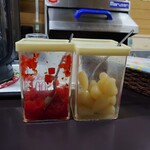 牛すじカレー 小さなカレー家 - 卓上の福神漬け、らっきょう