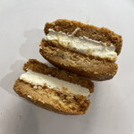 ベイク ルーム - ちょうど切ったところにラムレーズンがいなかった（笑）ちゃんとはいってるよ、ラムレーズン。美味しかった！ラムレーズンサンド250円。