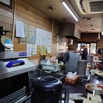 牛すじカレー 小さなカレー家 - 店内調理場とカウンターの様子