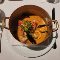 ブラッスリー ポール・ボキューズ 大丸東京 - ポール・ボキューズ大丸東京店のスペシャリテ「オマール海老のブイヤベース」