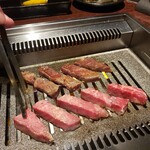黒毛和牛焼肉 虎斑 北新地店 - 美しい焼き色