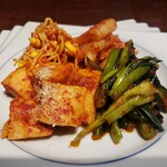 黒毛和牛焼肉 虎斑 - キムチ盛り合わせ