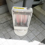 ラーメン二郎 - 店外のヒーター