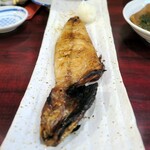 魚ます - トロサバ半身：パリっと香ばしく焼かれた鯖。身はしっとりとしていて箸でつまむとホロッとほぐれる