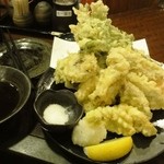 Sakana Tonya Uoichi Shouten - 季節野菜天ぷら599円・ビール中瓶499円