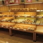 アンデルセン - 照明がパンの美しさを演出