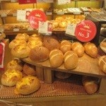 アンデルセン - 魅力あるパンが並ぶ