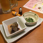 Yuuyake Dandan - こちらはお通し
                      茄子と水菜、お野菜が嬉しい◎