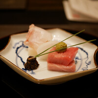 日本料理 湯河原 華暦 - 天然クエ　本鮪
                    料理長お手製の梅昆布を添えて。