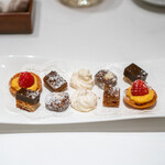ARMONICO - ココナッツのメレンゲ フロランタン ヘーゼルナッツのオペラ チョコレートサラミ、ピスタチオ、スコーン、柑橘 木苺のタルト
