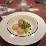 Petit Miracle - 天然真鯛に鱧のムースのソテー、北海道ホタテ、天使の海老の出汁を使ったキャルディナールソース