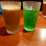 バケット - カフェラテとメロンソーダ。