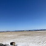 長谷川屋 - 珍しく晴れた日の越後平野（お店の駐車場から撮影）