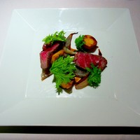 サンタ・マリア・ノヴェッラ・ティサネリーア 京都店 - 京都牛ロース肉のポアレ、インカのめざめと山葵風味の赤ワインソース(+1000円)
                