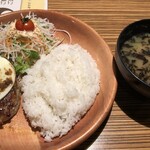 Bikkuri Donki - ハンバーグディッシュとお味噌汁