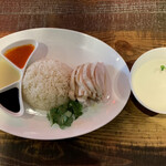 海南鶏飯食堂5 - 海南鶏飯（ゆで鶏普通盛り） ¥950