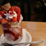 ヴァンヴェール珈琲 - 苺パフェ(750円)