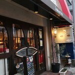 プチパレット - このお店の右側にお店へ続く通路があります。