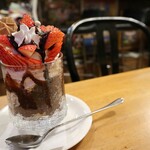 ヴァンヴェール珈琲 - 苺チョコパフェ(750円)