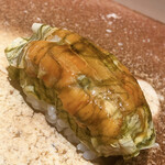 Ginza Sushi Nakahisa - 昆布〆したバフンウニに朧昆布を乗っけます。ウニと昆布は合う！