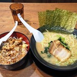 横浜家系ラーメン 本郷家 - ネギ叉焼丼と醤油豚骨ラーメン